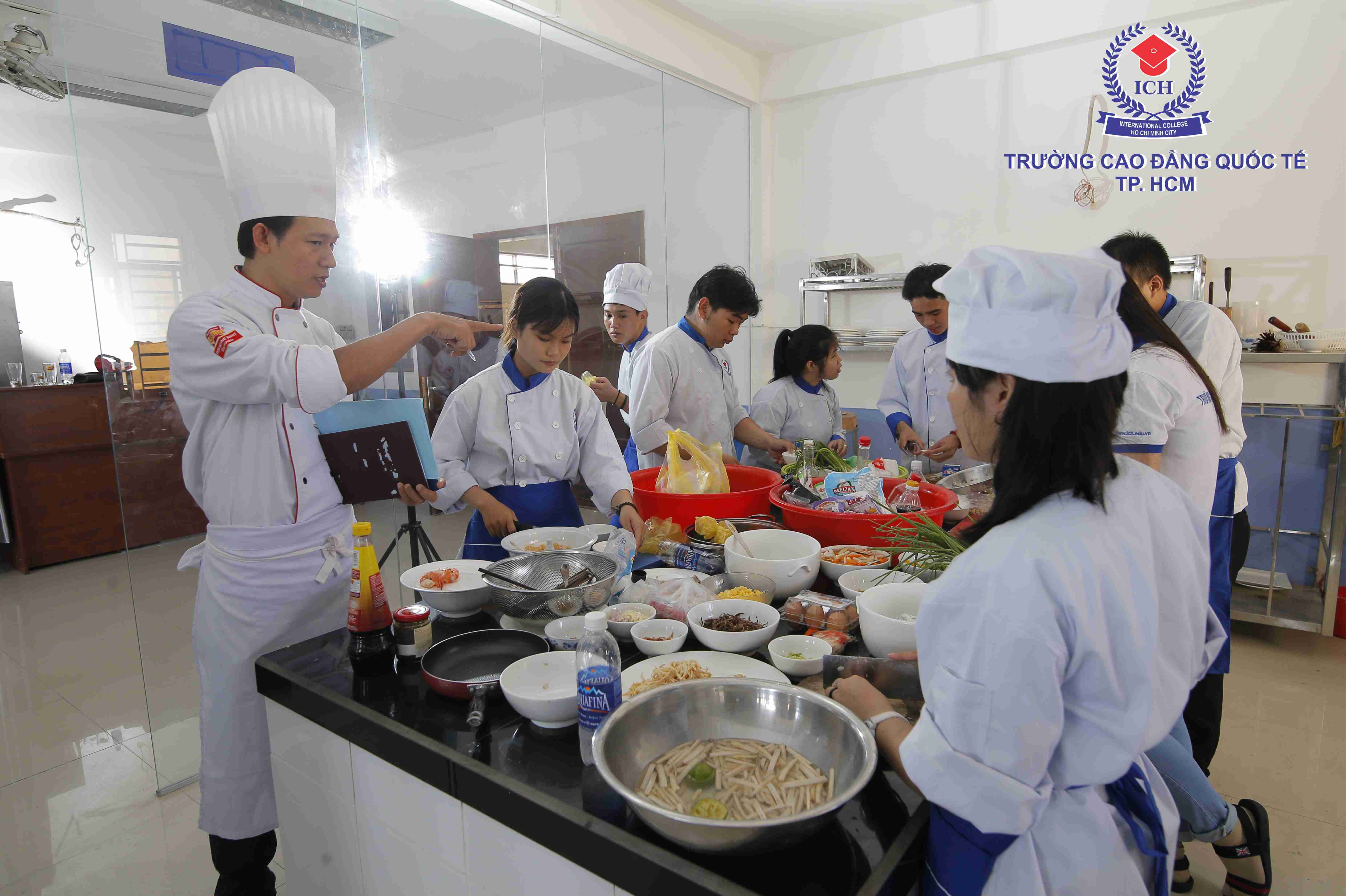Sinh viên ngành Quản trị Bếp và Ẩm thực trong giờ thực hành
